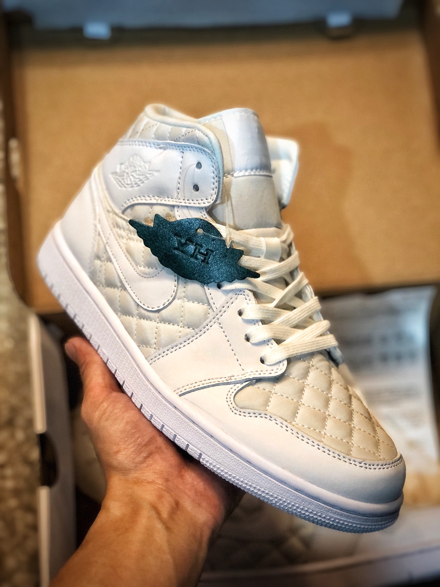 Air Jordan 1 Mid "Quilted White" blanco nieve ❄️ Chanel, con estilo de caña media, combina diseño de color blanco nieve…