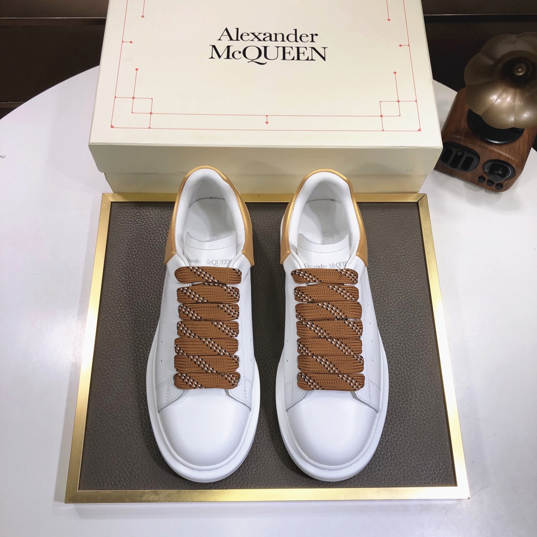I5 市面高版本 MQUEEN  麦昆 Alexander McQueen  情侣款小白鞋 配色，官网同步发售想不出有任何理由不收它面料采用哑光头层牛皮面 最新材料，内里和垫脚是定制同面色的柔软水染羊皮 高端上档次原版大底 回弹度极佳 耐磨又舒适 鞋底厚4.5cm 标准码 35–44 45定做