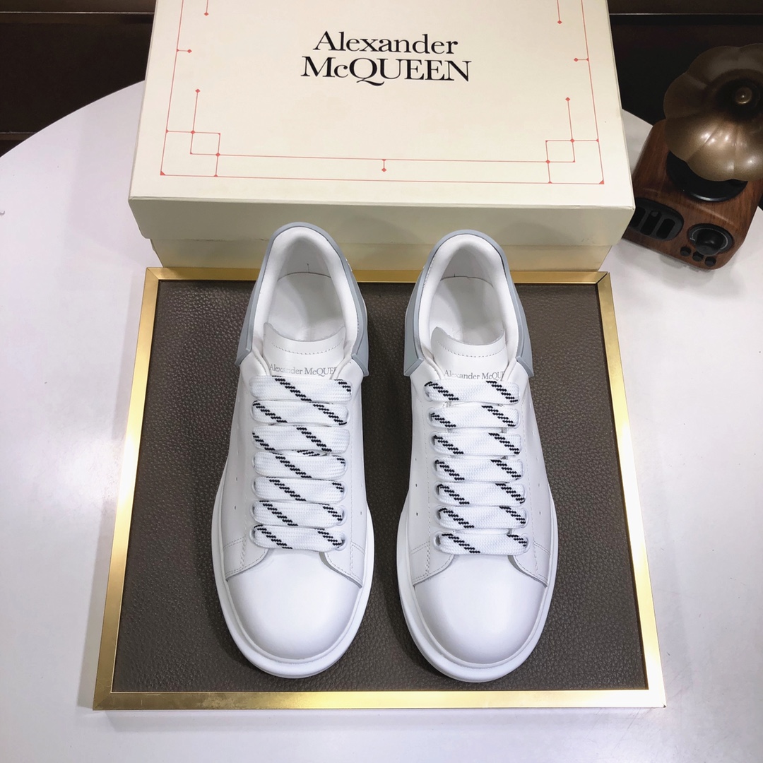 I5 市面高版本 MQUEEN  麦昆 Alexander McQueen  情侣款小白鞋 配色，官网同步发售想不出有任何理由不收它面料采用哑光头层牛皮面 最新材料，内里和垫脚是定制同面色的柔软水染羊皮 高端上档次原版大底 回弹度极佳 耐磨又舒适 鞋底厚4.5cm 标准码 35–44 45定做