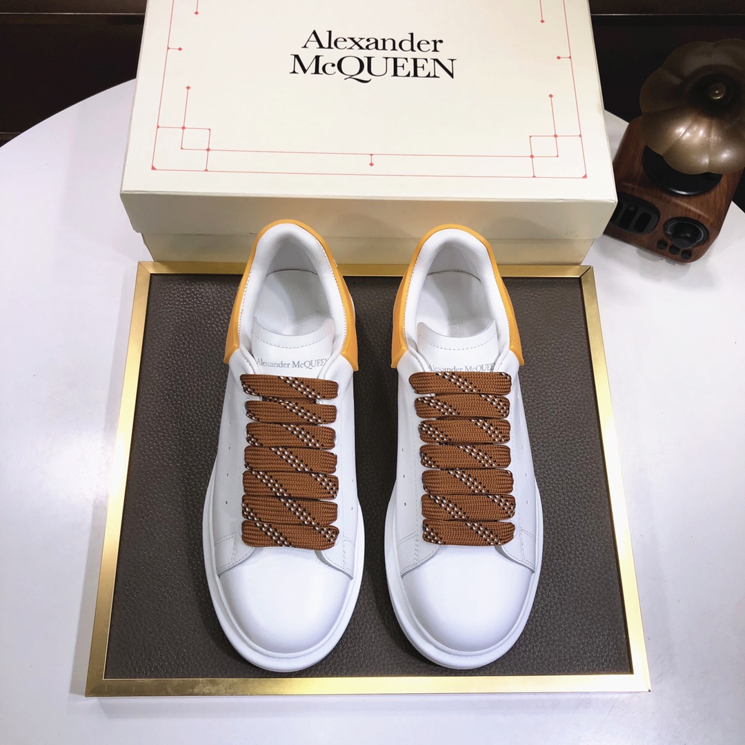 I5 市面高版本 MQUEEN  麦昆 Alexander McQueen  情侣款小白鞋 配色，官网同步发售想不出有任何理由不收它面料采用哑光头层牛皮面 最新材料，内里和垫脚是定制同面色的柔软水染羊皮 高端上档次原版大底 回弹度极佳 耐磨又舒适 鞋底厚4.5cm 标准码 35–44 45定做