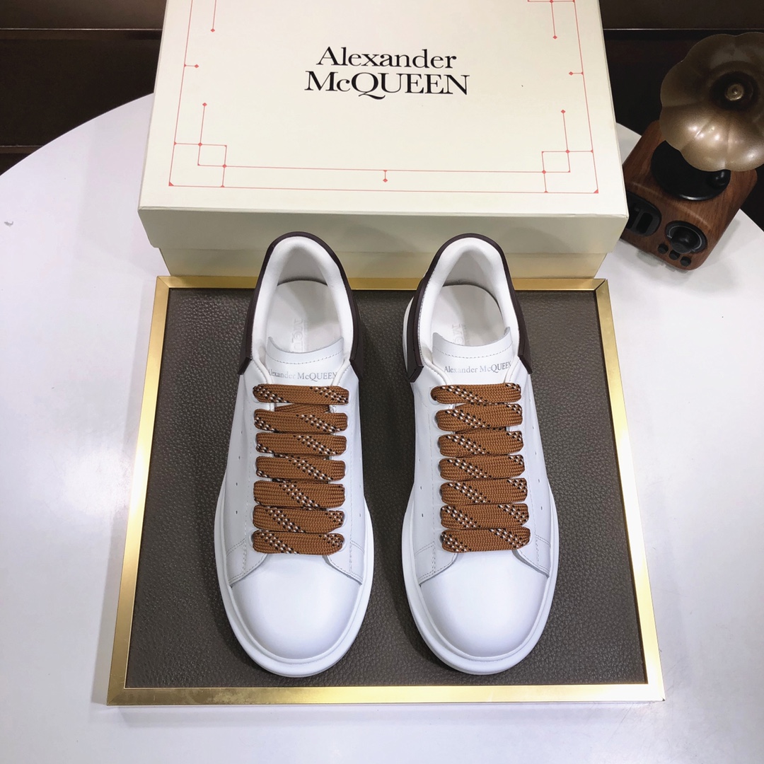 I5 市面高版本 MQUEEN  麦昆 Alexander McQueen  情侣款小白鞋 配色，官网同步发售想不出有任何理由不收它面料采用哑光头层牛皮面 最新材料，内里和垫脚是定制同面色的柔软水染羊皮 高端上档次原版大底 回弹度极佳 耐磨又舒适 鞋底厚4.5cm 标准码 35–44 45定做