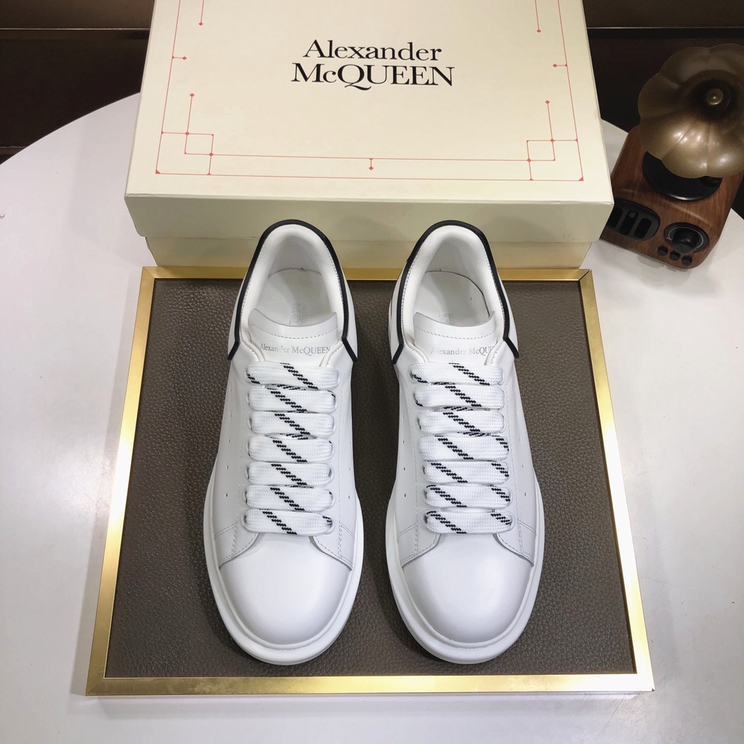 I5 市面高版本 MQUEEN  麦昆 Alexander McQueen  情侣款小白鞋 配色，官网同步发售想不出有任何理由不收它面料采用哑光头层牛皮面 最新材料，内里和垫脚是定制同面色的柔软水染羊皮 高端上档次原版大底 回弹度极佳 耐磨又舒适 鞋底厚4.5cm 标准码 35–44 45定做