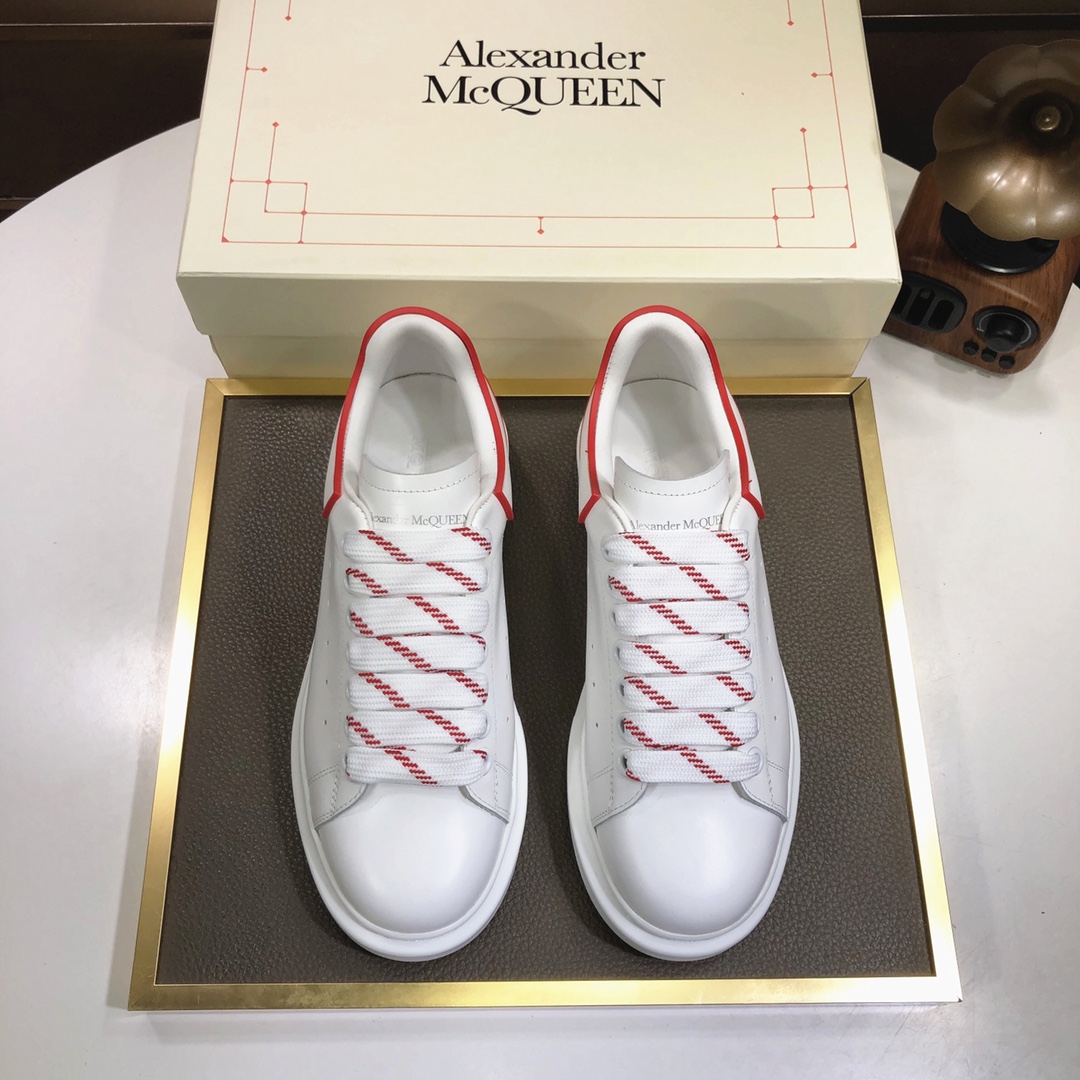 I5 市面高版本 MQUEEN  麦昆 Alexander McQueen  情侣款小白鞋 配色，官网同步发售想不出有任何理由不收它面料采用哑光头层牛皮面 最新材料，内里和垫脚是定制同面色的柔软水染羊皮 高端上档次原版大底 回弹度极佳 耐磨又舒适 鞋底厚4.5cm 标准码 35–44 45定做