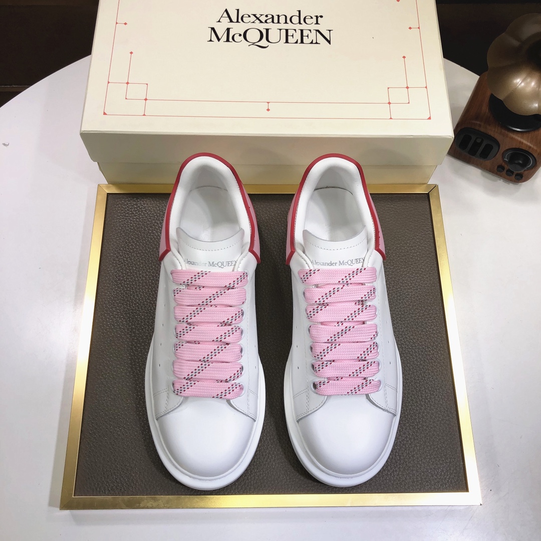 I5 市面高版本 MQUEEN  麦昆 Alexander McQueen  情侣款小白鞋 配色，官网同步发售想不出有任何理由不收它面料采用哑光头层牛皮面 最新材料，内里和垫脚是定制同面色的柔软水染羊皮 高端上档次原版大底 回弹度极佳 耐磨又舒适 鞋底厚4.5cm 标准码 35–44 45定做