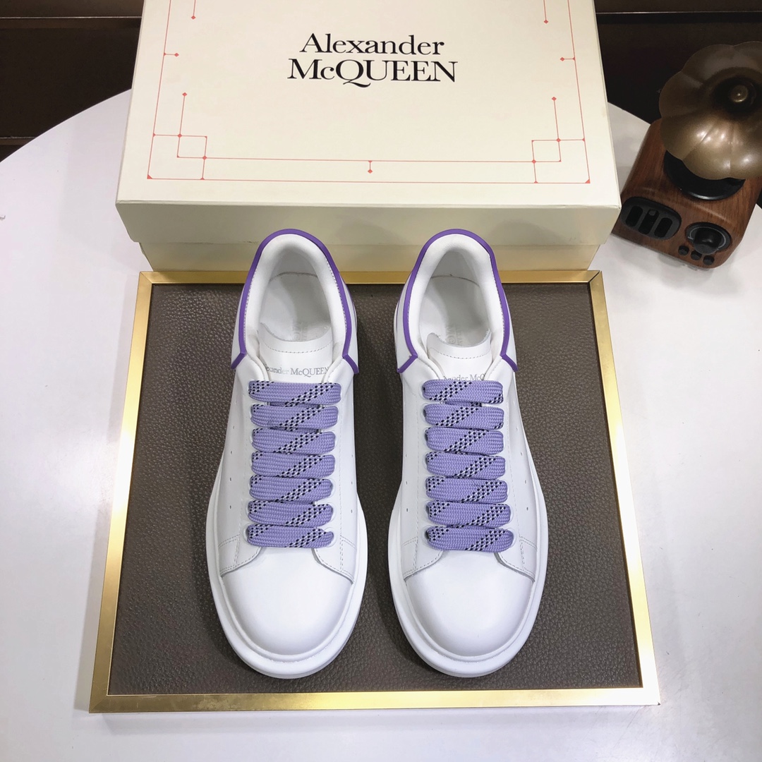 I5 市面高版本 MQUEEN  麦昆 Alexander McQueen  情侣款小白鞋 配色，官网同步发售想不出有任何理由不收它面料采用哑光头层牛皮面 最新材料，内里和垫脚是定制同面色的柔软水染羊皮 高端上档次原版大底 回弹度极佳 耐磨又舒适 鞋底厚4.5cm 标准码 35–44 45定做