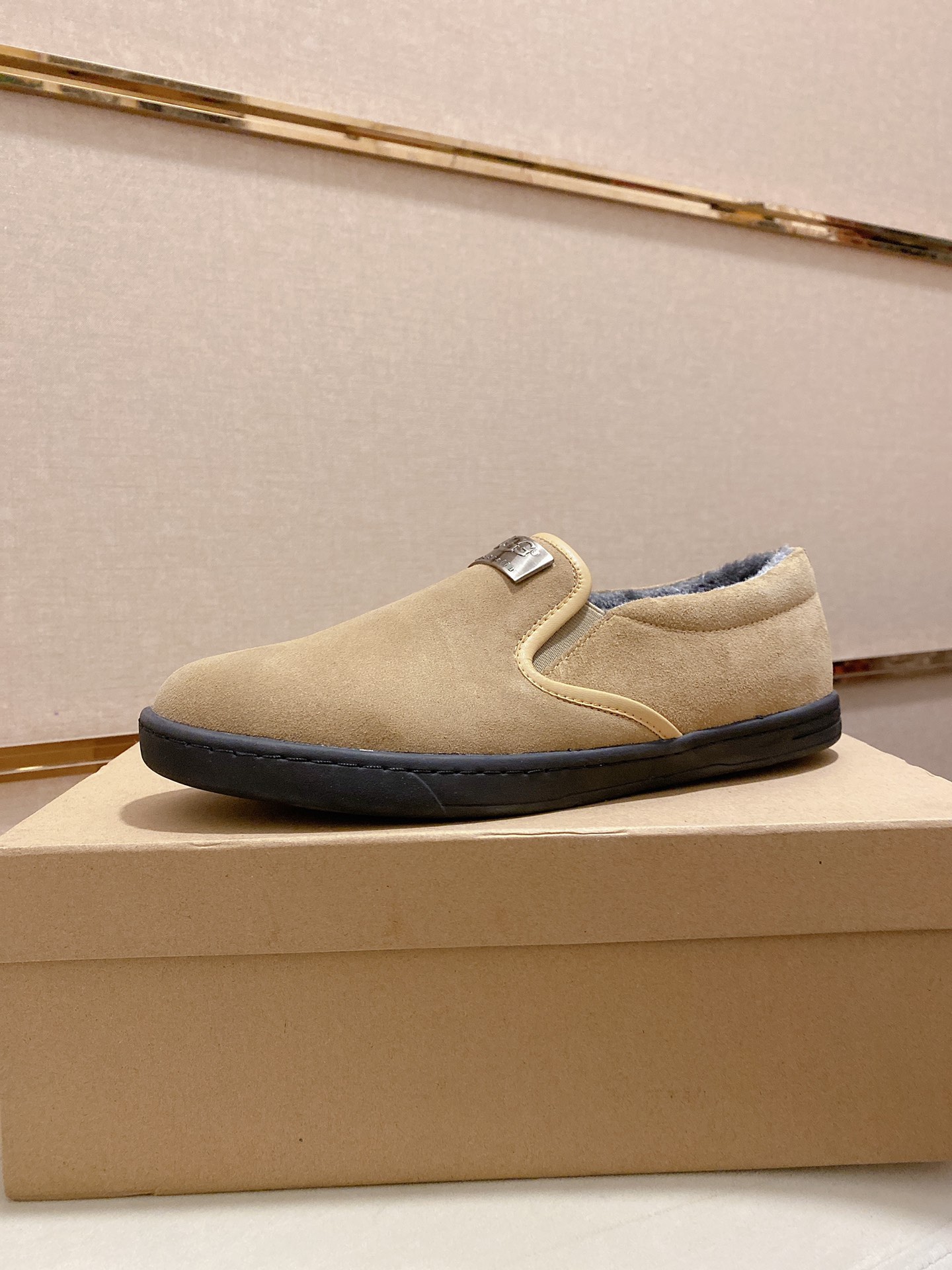 I0 UGG最 1：1品质,面料:欧洲进口牛皮高端品质牛反绒,内里:绒毛内里,高端货,做工精细,潮流时尚.上脚非常上档次.懂货的您一定无法拒绝码数: 38-44