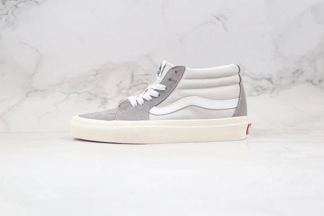 💰110 Vans 万斯 SK8-MID 中帮撞色系列！ 雾霾灰白  当Vans遇上冷色系，鞋型延用经典的复古鞋型，鞋身采用现代极简的“冷灰”色彩；鞋头暖灰”色系，给人以一种稳重感！完美融合，尺码 35 36 36.5 37 38 38.5 39 40 40.5 41 42 42.5 43 44