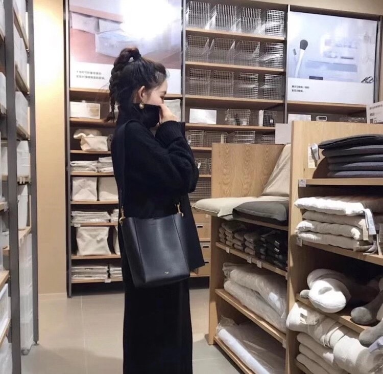 Celine The biggest advantage of this bag is that it has a large capacity, becomes softer as you carry it, and has a simple but unique style.