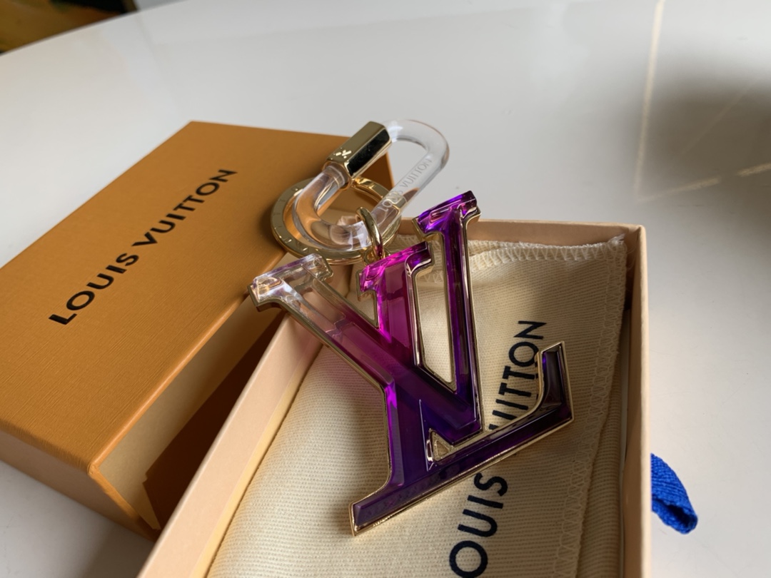 NO:396296,This LV Plexi bag enlarges the classic LV letters, embedded in a transparent shell, and connects to the shining silver spring buckle. The chain of this season's leather series inspires the new opening and closing design of this accessory, and is engraved with the Louis Vuitton logo on it, which is eye-catching. Soft plastic LV letter hanging decoration silver metal parts spring buckle engraved with the English words 'Louis Vuitton' A., LV [original leather], louis vuitton, louis vuitton19860909此款 LV Plexi 包饰将经典的 LV 字母放大呈现,嵌入透明外壳之中,与闪耀光泽的银色弹簧扣相连.本季皮革系列的链条为这款配饰的全新开合设计赋予灵感,更有路易威登标识镂刻其上,夺目亮眼.软质塑料 LV 字母挂饰 银色金属件 弹簧扣镂刻“路易威登”英文字样 A.,LV【原厂皮】,louis vuitton,louis vuitton,Bag