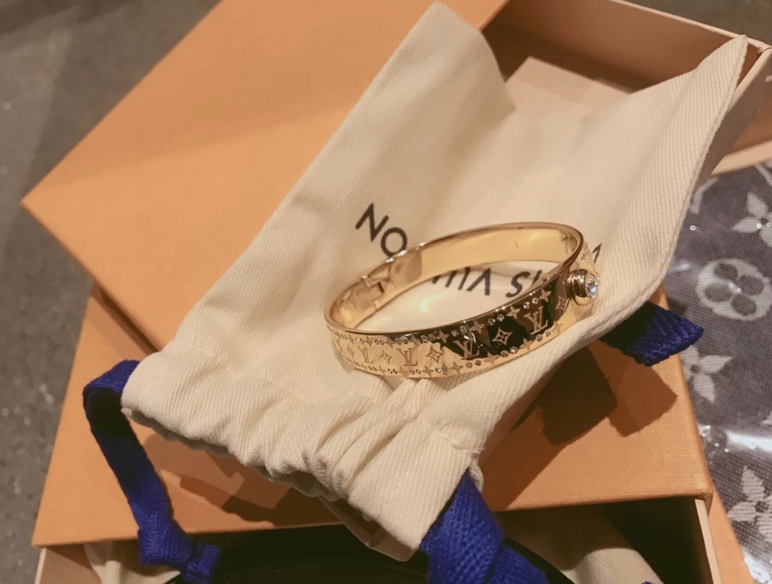 NO:360989,ZP has newly released L∨ NANOGRAM bracelet, a bracelet that is not easy to contrast, and is also very easy to match clothes. High-quality original electroplated 18K gold bracelet. The electroplated standard is made according to the original factory. All rhinestones are inlaid with Swarovski to create a bright starlight. The exquisite curves and firelight require months of fine work to create the most charming style. Luxury platinum, gold, rose gold. Spot supply, Lv bracelet, louis vuitton, swarovski, bracelet, bracelet, gold19860909ZP全新发布 L∨ NANOGRAM手镯 大气不容易撞色的手镯 也非常好搭配衣服 高品质原版电镀18K金手镯 电镀标准按照原厂制作 镶嵌水钻全部施华洛世奇 打造绽放璀璨的星光 精致的曲线与火光需要数月之久的精工细作创造出最迷人的风格奢侈品白金,黄金,玫瑰金 现货供应,Lv手链,louis vuitton,swarovski,bracelet,bracelet,gold,Jewelry