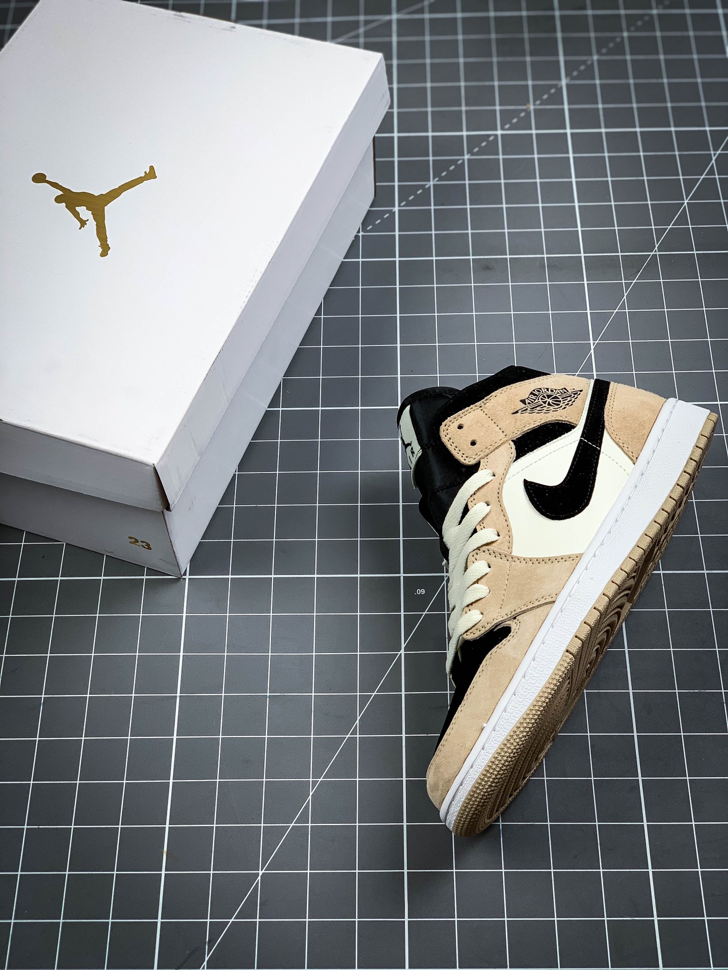 240 正确版本补货出 Air Jordan 1 Mid ”Barely Orange”秋天的奶茶 BQ6472-800
