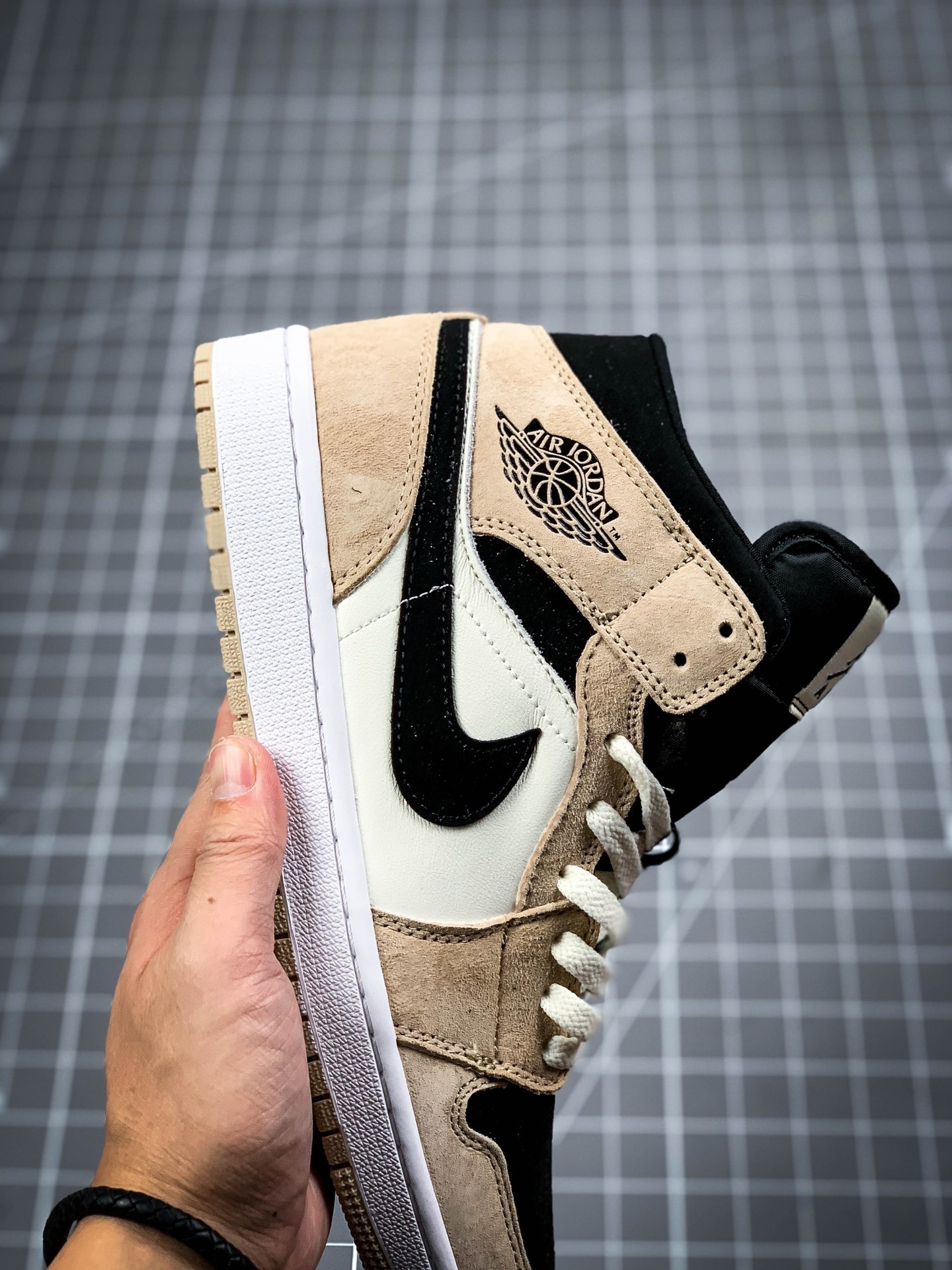 240 正确版本补货出 Air Jordan 1 Mid ”Barely Orange”秋天的奶茶 BQ6472-800