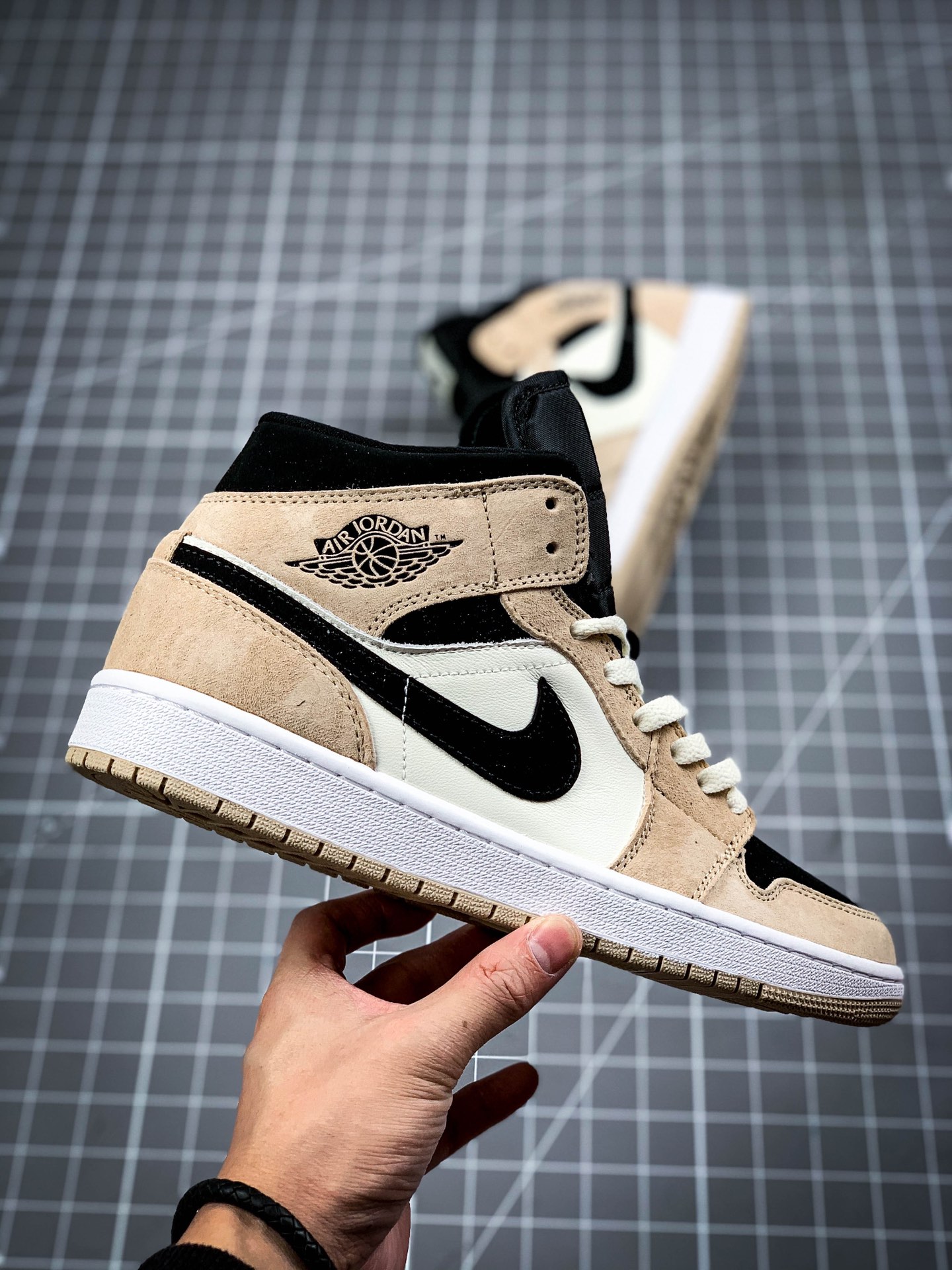240 正确版本补货出 Air Jordan 1 Mid ”Barely Orange”秋天的奶茶 BQ6472-800