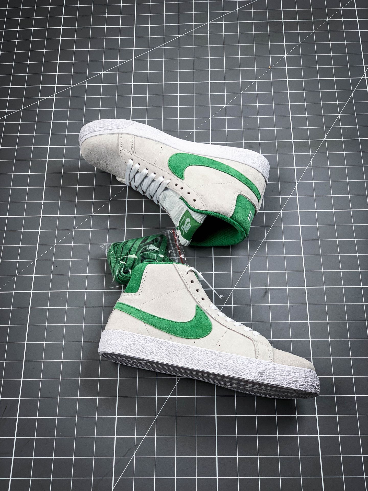 220 公司级#耐克Nike Blazer Mid 灰白/红白 开拓者系列864349