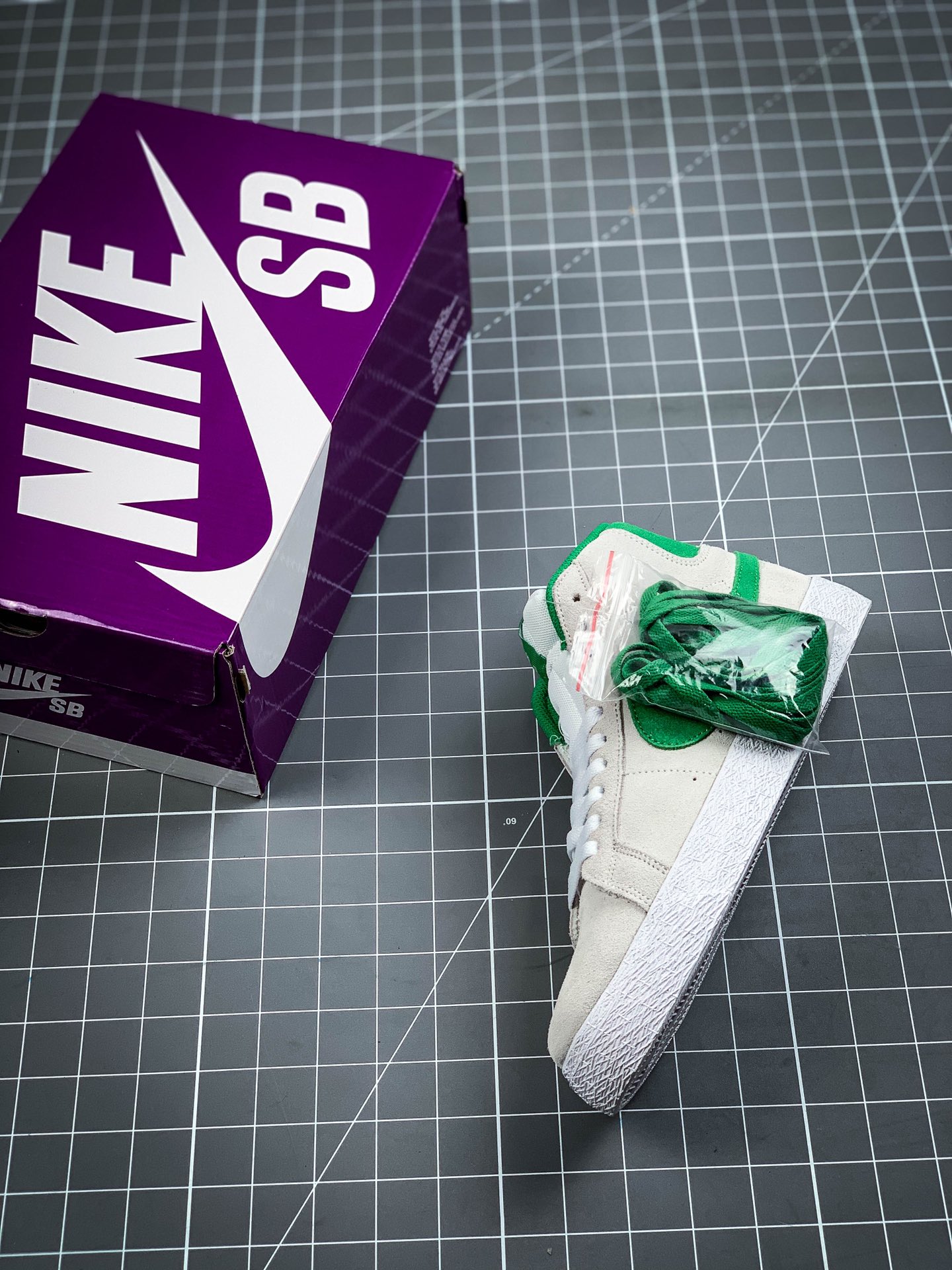 220 公司级#耐克Nike Blazer Mid 灰白/红白 开拓者系列864349