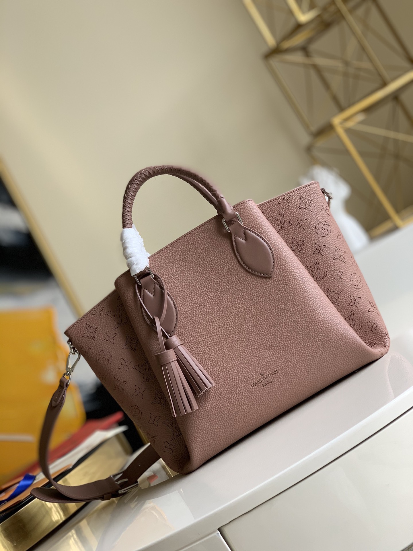 NO:396305,【Exclusive real shot M55030 lotus root powder】Smooth and holey calfskin interaction makes Haumea handbag an extremely chic 40.0 x 25.0 x 18.0 cm (length x height x width) Magnolia powder soft Martha perforated cowhide calfskin decorative microfiber lining silverware Zip closure front bag magnetic seal adjustable leather shoulder strap braided handle padlock double spike 2 outer front bag flat bag Q.,LV【original leather】,louis vuitton,cowhide19860909【独家实拍M55030莲藕粉】平滑的和有孔的小牛皮的相互作用,使Haumea手提袋一个极端别致的 40.0 x 25.0 x 18.0厘米（长度x高度x宽度）木兰粉软马氏穿孔牛皮革小牛皮革装饰超细纤维内衬银器Zip闭包前袋磁封可调式皮肩带编织提手挂锁双穗2个外面前袋内平袋 Q.,LV【原厂皮】,louis vuitton,cowhide,Bag