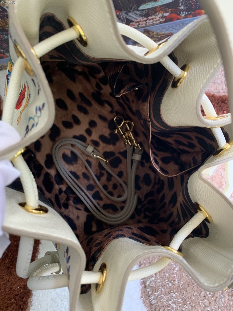 Dolce&Gabbana杜嘉班纳经典水桶包可斜挎海外代购专用品有范有气场全新包型任何搭配都可以只要有一