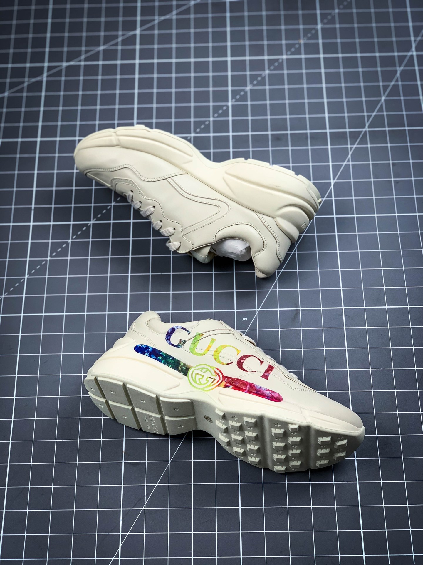 280 芯片 Gucci Rhyton Vintage Trainer Sneaker 古驰老爹3D皮革角状复古慢跑鞋 消退的巴黎世家姥爷潮