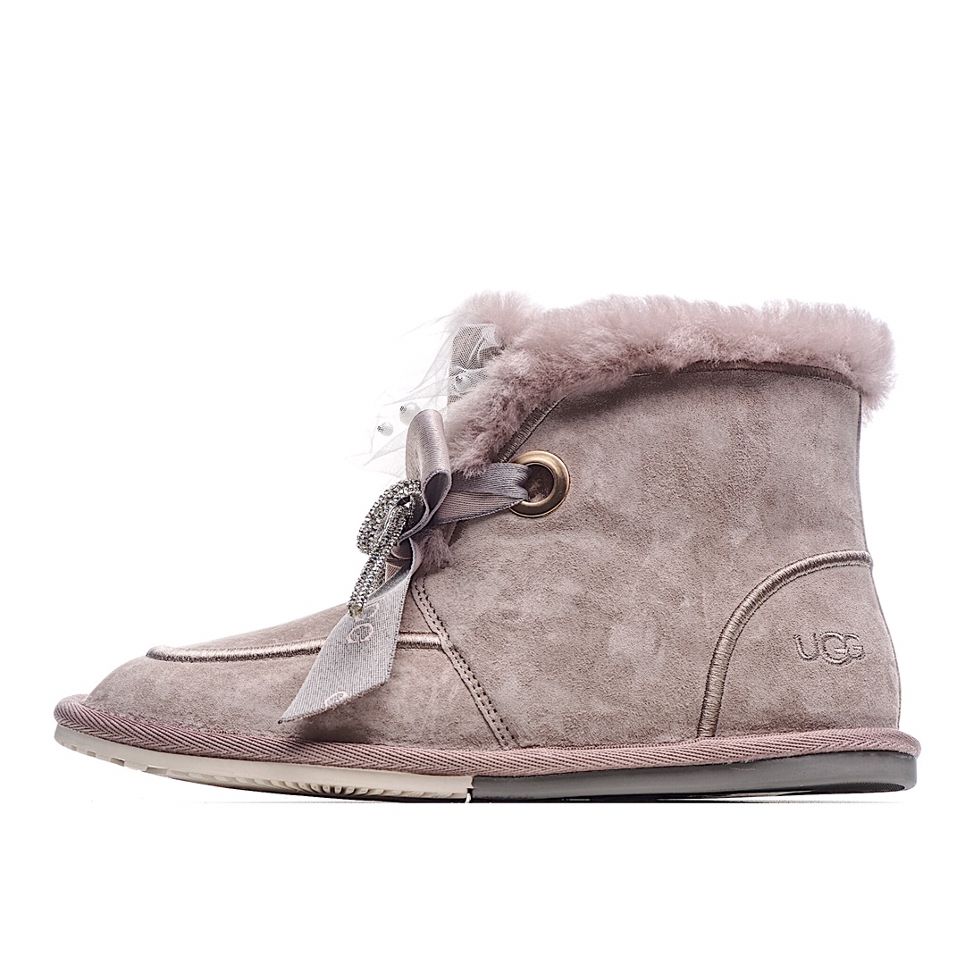 J0 UGG.凯琳五代珍珠网纱 两对丝带蝴蝶结•水钻•毛毛球•蕾丝边棉袜 多穿款皮毛一体雪地靴 2020爆款凯琳.五代少女靴来袭1⃣ 可拆卸毛球vs 蝴蝶结🎀尽显可爱女神风范2⃣奢华高光水钻.淑女风