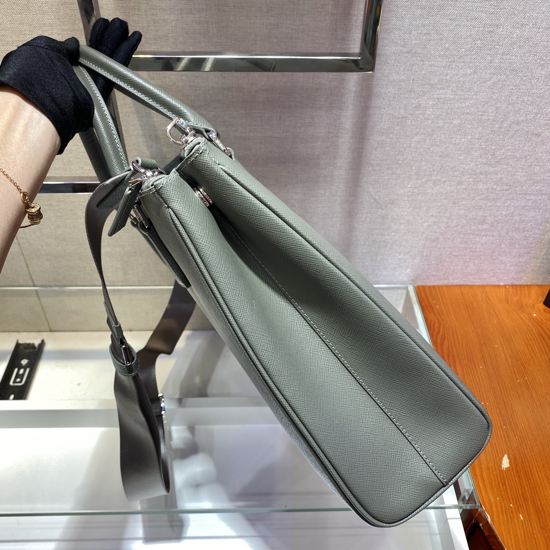 PRADA普拉达小牛皮材质男士杀手包2VG061