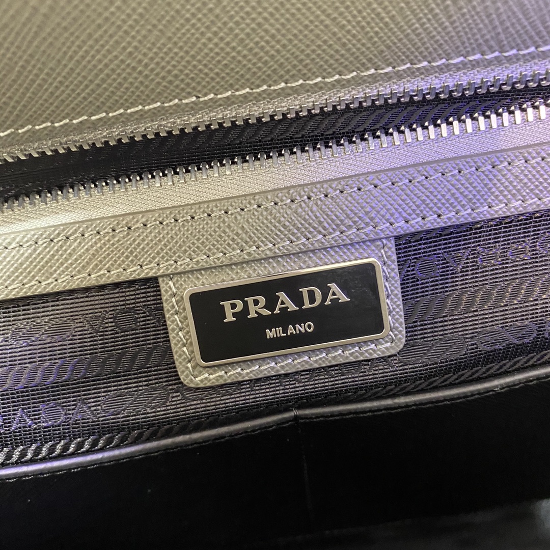 PRADA普拉达小牛皮材质男士杀手包2VG061