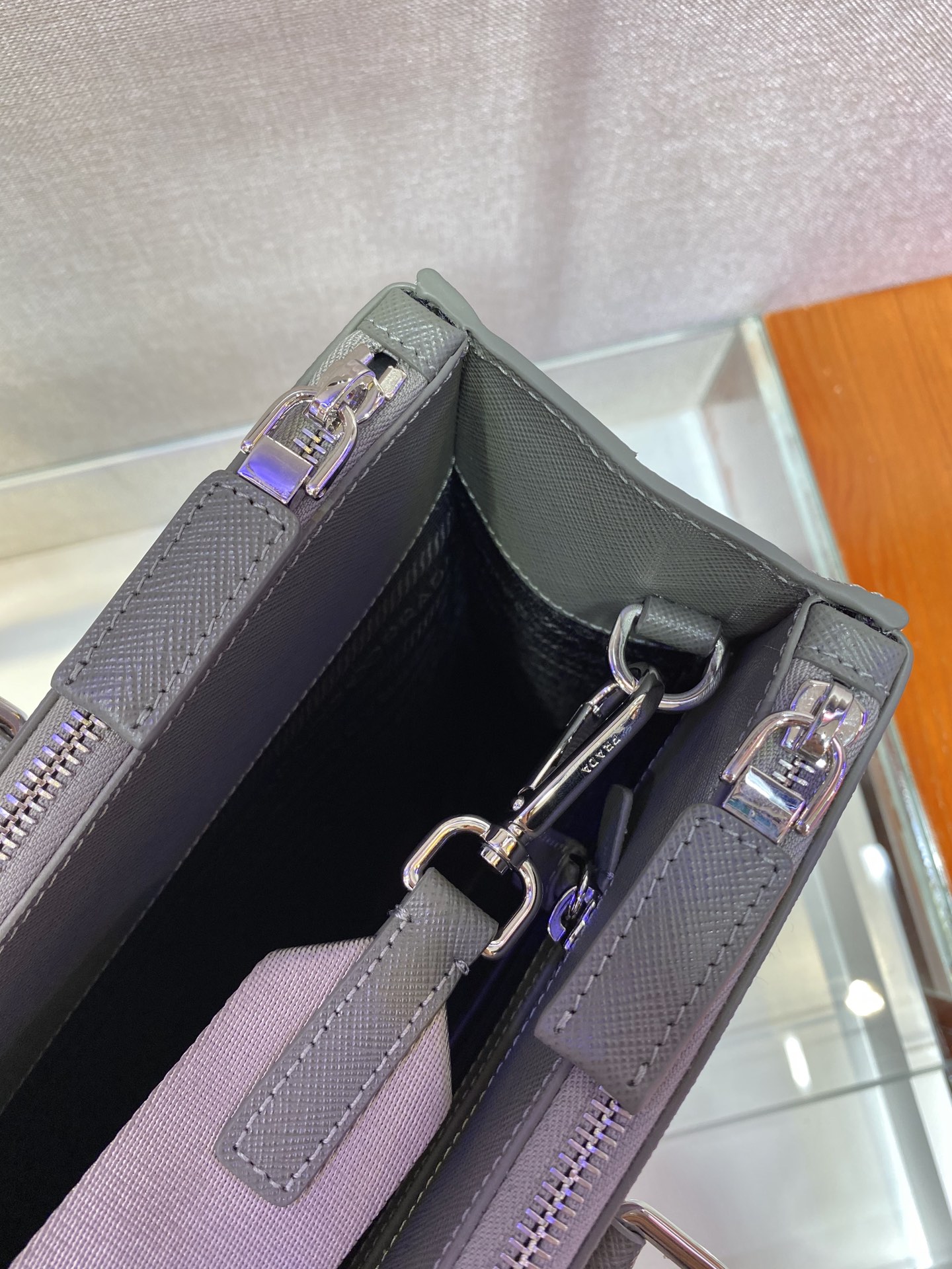 PRADA普拉达小牛皮材质男士杀手包2VG061