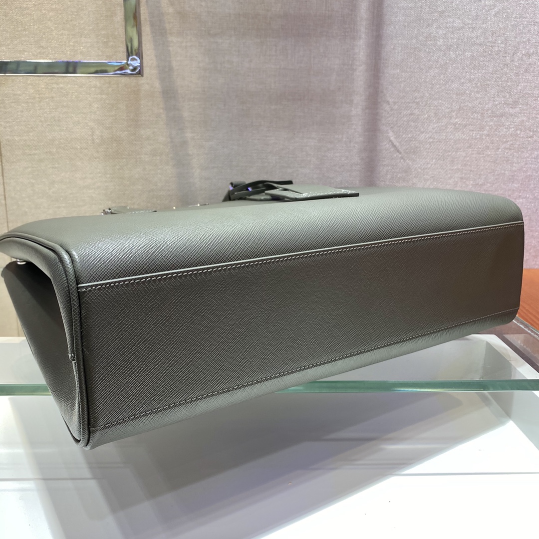 PRADA普拉达小牛皮材质男士杀手包2VG061