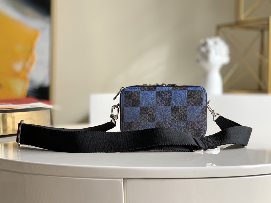 NO:396308,[Exclusive real photo of N60414 black silk screen blue print] ALPHA WEARABLE camera bag Alpha Wearable handbag outlines the neat shape with Damier Graphite canvas and leather trim, black grid compartment box bag small shoulder bag oo[handshake][handshake] Its wide-mouth design and side organ structure are easy to pick up and hold the mobile phone and wallet. Its adjustable shoulder straps are tied to explore a variety of carrying methods. 18.5 x 11.0 x 6.5 cm T.650, LV [original leather], louis vuitton, loro piano, satchels19860909【独家实拍N60414黑格丝印蓝印】ALPHA WEARABLE 相机包Alpha Wearable 手袋以 Damier Graphite 帆布和皮革饰边勾勒利落造型,黑格隔层盒子包小挎包oo[握手][握手]其广口设计和侧边风琴结构便于取放手机和钱夹.系上可调节肩带,探索多种背携方式.18.5 x 11.0 x 6.5 cm T.650,LV【原厂皮】,louis vuitton,loro piana,satchels,Bag