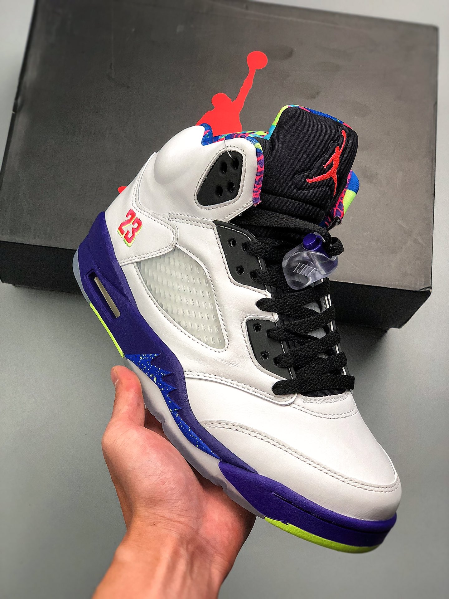 纯原 乔丹 AJ5 白紫色 Air Jordan 5 “Alternate Bel-Air”新鲜王子 整体鞋身采用更为清爽的白色为底色，中底配色与缤纷内衬和原版设计如出一辙。承袭讨喜的左右鸳鸯细节，从鞋舌 Jumpma…