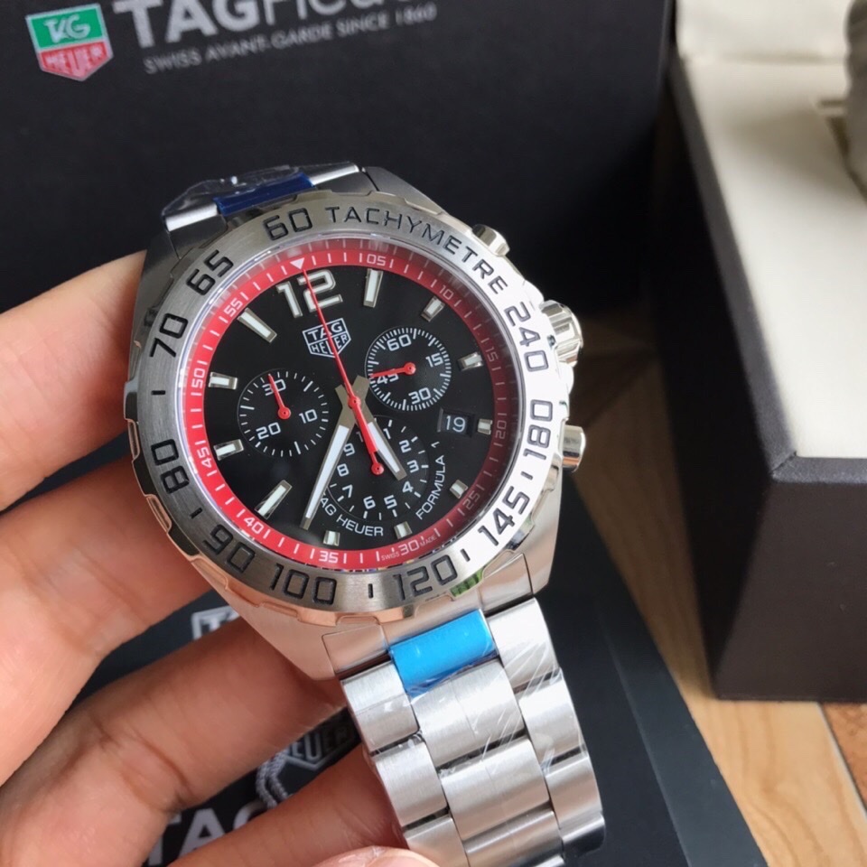 批:750 原盒:50 新款高颜值已上线！original Tagheuer 泰格豪雅F1系列，石英男士腕表 原单货！六针计时带日历！瑞士原装机芯！精钢表带表壳，蓝宝石玻璃！专柜售价一万多！～43mm表径！配专柜全套包装！