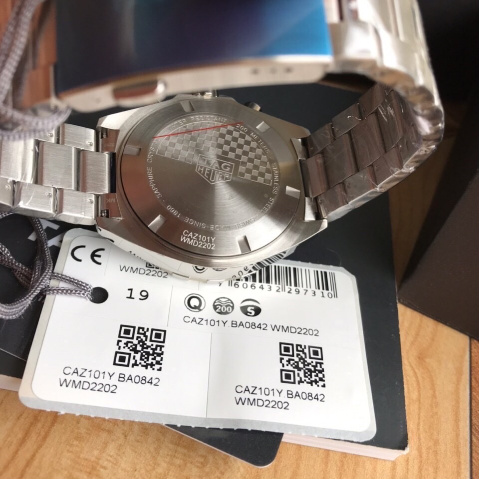 批:750 原盒:50 新款高颜值已上线！original Tagheuer 泰格豪雅F1系列，石英男士腕表 原单货！六针计时带日历！瑞士原装机芯！精钢表带表壳，蓝宝石玻璃！专柜售价一万多！～43mm表径！配专柜全套包装！