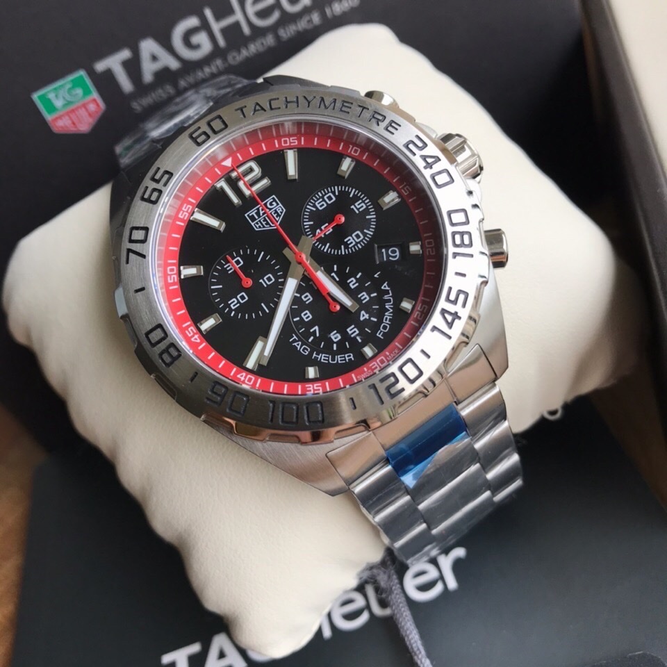 批:750 原盒:50 新款高颜值已上线！original Tagheuer 泰格豪雅F1系列，石英男士腕表 原单货！六针计时带日历！瑞士原装机芯！精钢表带表壳，蓝宝石玻璃！专柜售价一万多！～43mm表径！配专柜全套包装！