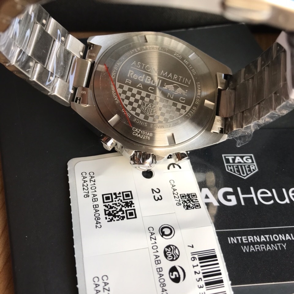 批:800 原盒:50 新款到！original Tagheuer 泰格豪雅F1系列，F1红牛队限量版，石英男士腕表 原单货！六针计时带日历！瑞士原装机芯！精钢表带表壳，蓝宝石玻璃！专柜售价一万多！～43mm表径！配专柜全套包装！