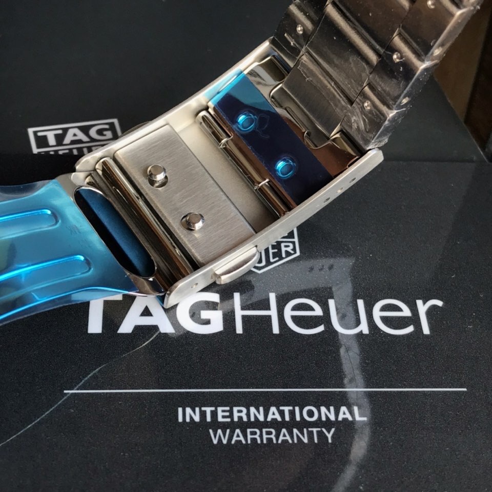 批:800 原盒:50 新款到！original Tagheuer 泰格豪雅F1系列，F1红牛队限量版，石英男士腕表 原单货！六针计时带日历！瑞士原装机芯！精钢表带表壳，蓝宝石玻璃！专柜售价一万多！～43mm表径！配专柜全套包装！