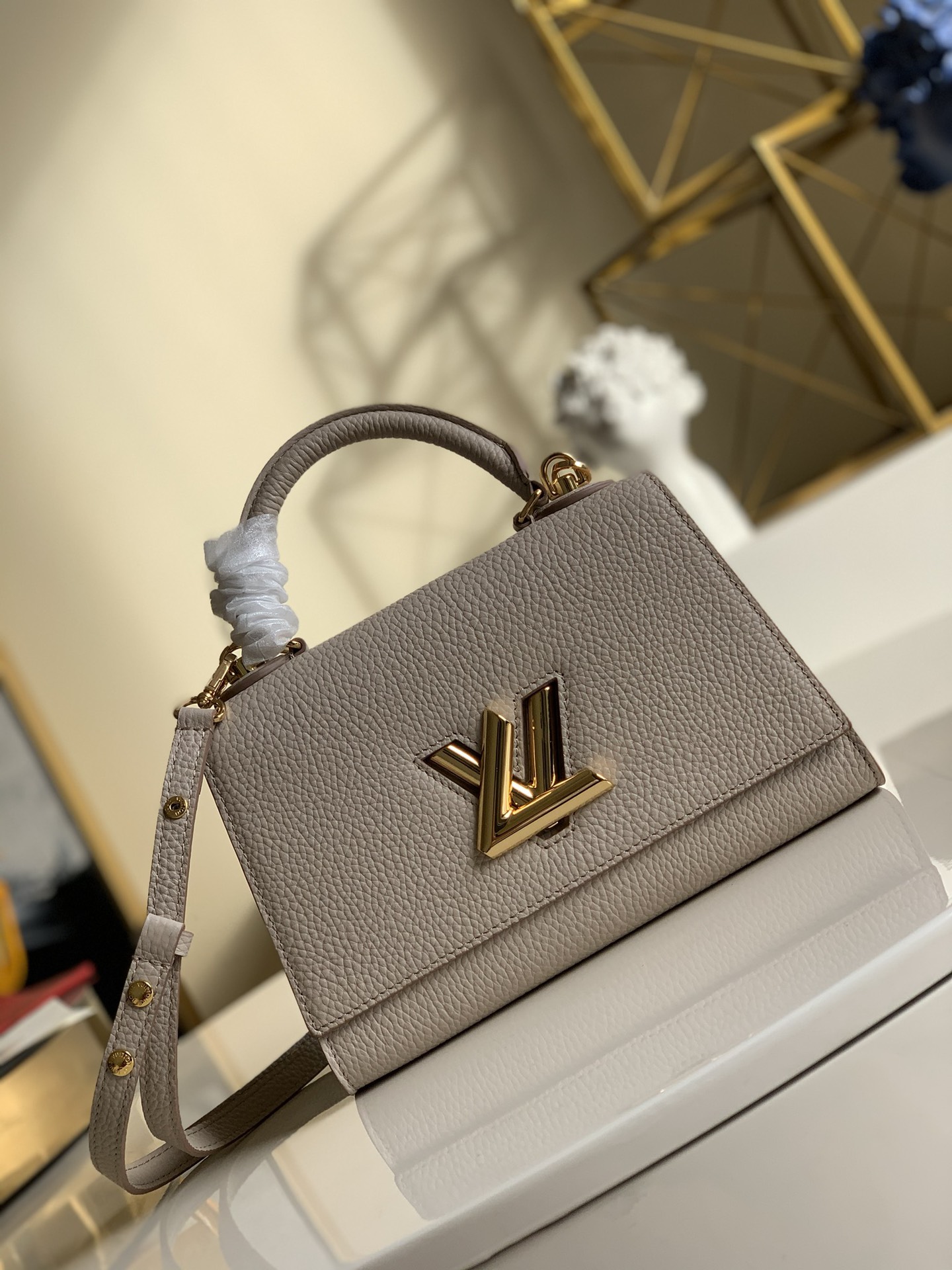 NO:396309,【Exclusive real photo M57093 gray-brown】The small M57090 launched the Twist One Handle handbag in winter, with a crisp configuration outlined in Taurillon leather, integrating the classic Twist twist lock that debuted in the Pochette Trapeze handbag for the first time this year. The top handle enables elegant handheld, and the removable shoulder strap is convenient for crossbody. The small size is 17.0 x 25.0 x 11.0 cm Q.,LV [original leather],louis vuitton19860909【独家实拍M57093灰褐色】小号M57090于 冬季推出 Twist One Handle 手袋,以 Taurillon 皮革勾勒挺括构型,融入 年初次亮相于 Pochette Trapeze 手袋的经典 Twist 扭锁.顶部手柄实现优雅手提,可拆卸肩带方便斜挎.小号尺寸17.0 x 25.0 x 11.0 厘米 Q.,LV【原厂皮】,louis vuitton,Bag