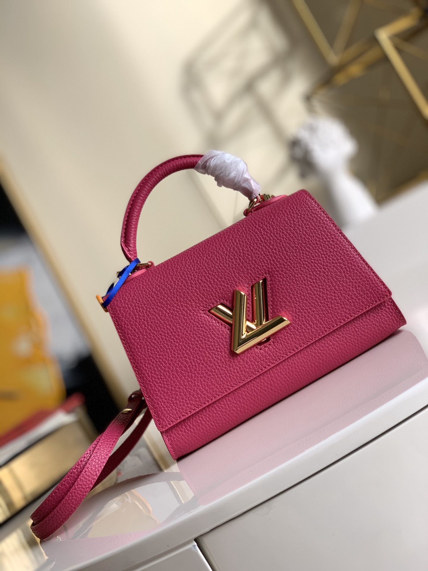 NO:396306,【Exclusive real photo M57093 rose red】M57090 small size M57090 launched the Twist One Handle handbag in winter, with a crisp configuration outlined in Taurillon leather, integrating the classic Twist twist lock that debuted in Pochette Trapeze handbag for the first time this year. The top handle enables elegant handheld, and the removable shoulder strap is convenient for crossbody. Small size 17.0 x 25.0 x 11.0 cm Q.,LV [original leather],louis vuitton19860909【独家实拍M57093玫红】小号M57090于 冬季推出 Twist One Handle 手袋,以 Taurillon 皮革勾勒挺括构型,融入 年初次亮相于 Pochette Trapeze 手袋的经典 Twist 扭锁.顶部手柄实现优雅手提,可拆卸肩带方便斜挎.小号尺寸17.0 x 25.0 x 11.0 厘米 Q.,LV【原厂皮】,louis vuitton,Bag