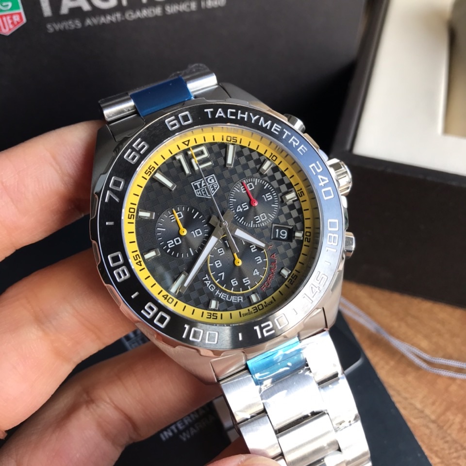 批:750 原盒:50 新款高颜值已上线！original Tagheuer 泰格豪雅F1系列，石英男士腕表 原单货！表面立体裁制，六针计时带日历！瑞士原装机芯！精钢表带表壳，蓝宝石玻璃！专柜售价一万多！帅气逼人～43mm表径！配专柜全套包装！