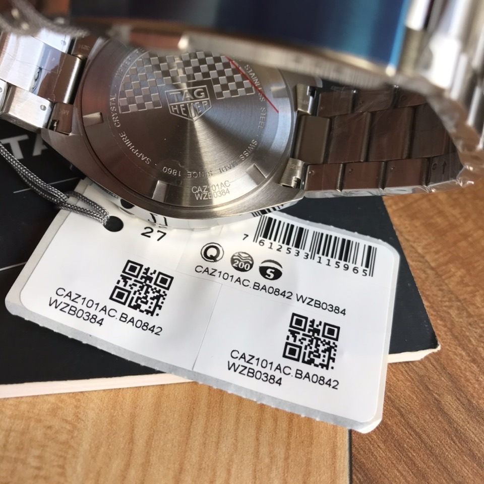 批:750 原盒:50 新款高颜值已上线！original Tagheuer 泰格豪雅F1系列，石英男士腕表 原单货！表面立体裁制，六针计时带日历！瑞士原装机芯！精钢表带表壳，蓝宝石玻璃！专柜售价一万多！帅气逼人～43mm表径！配专柜全套包装！