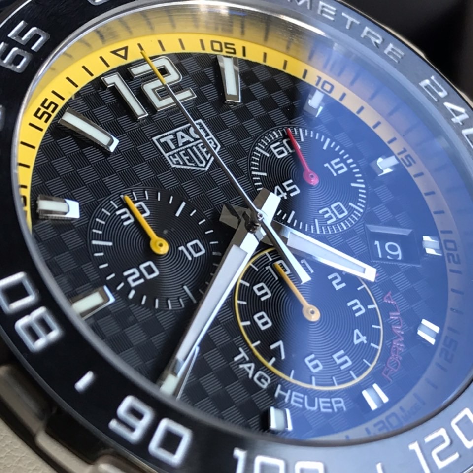 批:750 原盒:50 新款高颜值已上线！original Tagheuer 泰格豪雅F1系列，石英男士腕表 原单货！表面立体裁制，六针计时带日历！瑞士原装机芯！精钢表带表壳，蓝宝石玻璃！专柜售价一万多！帅气逼人～43mm表径！配专柜全套包装！