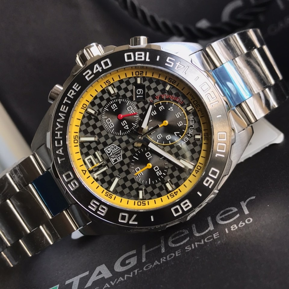 批:750 原盒:50 新款高颜值已上线！original Tagheuer 泰格豪雅F1系列，石英男士腕表 原单货！表面立体裁制，六针计时带日历！瑞士原装机芯！精钢表带表壳，蓝宝石玻璃！专柜售价一万多！帅气逼人～43mm表径！配专柜全套包装！