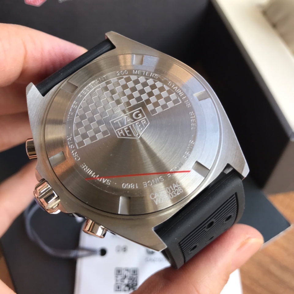 批:750原盒:50 新款高颜值已上线！original Tagheuer 泰格豪雅F1系列，石英男士腕表 原单货！表面立体裁制，原装氟胶材质表带，细腻光滑且抗汗无廉价香味。六针计时带日历！瑞士原装机芯！精钢表带表壳，蓝宝石玻璃！专柜售价一万多！帅气逼人～43mm表径！配专柜全套包装！