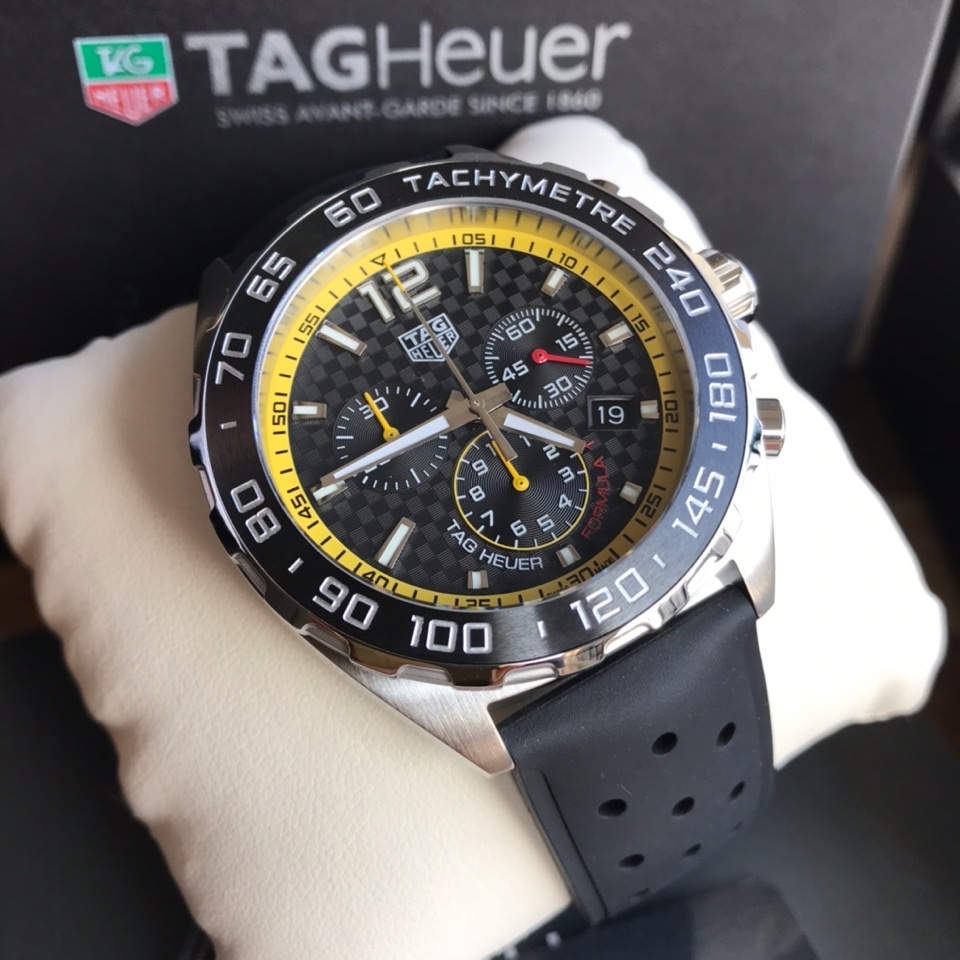 批:750原盒:50 新款高颜值已上线！original Tagheuer 泰格豪雅F1系列，石英男士腕表 原单货！表面立体裁制，原装氟胶材质表带，细腻光滑且抗汗无廉价香味。六针计时带日历！瑞士原装机芯！精钢表带表壳，蓝宝石玻璃！专柜售价一万多！帅气逼人～43mm表径！配专柜全套包装！