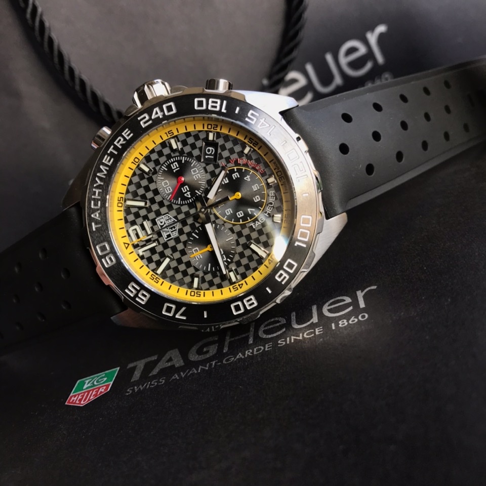 批:750原盒:50 新款高颜值已上线！original Tagheuer 泰格豪雅F1系列，石英男士腕表 原单货！表面立体裁制，原装氟胶材质表带，细腻光滑且抗汗无廉价香味。六针计时带日历！瑞士原装机芯！精钢表带表壳，蓝宝石玻璃！专柜售价一万多！帅气逼人～43mm表径！配专柜全套包装！