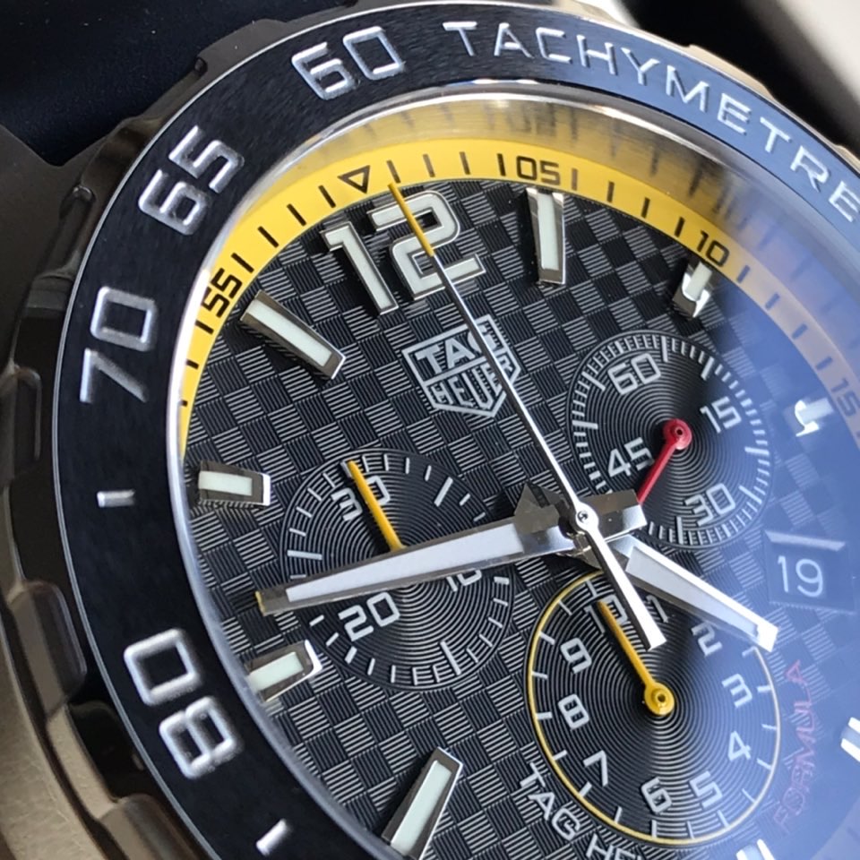 批:750原盒:50 新款高颜值已上线！original Tagheuer 泰格豪雅F1系列，石英男士腕表 原单货！表面立体裁制，原装氟胶材质表带，细腻光滑且抗汗无廉价香味。六针计时带日历！瑞士原装机芯！精钢表带表壳，蓝宝石玻璃！专柜售价一万多！帅气逼人～43mm表径！配专柜全套包装！