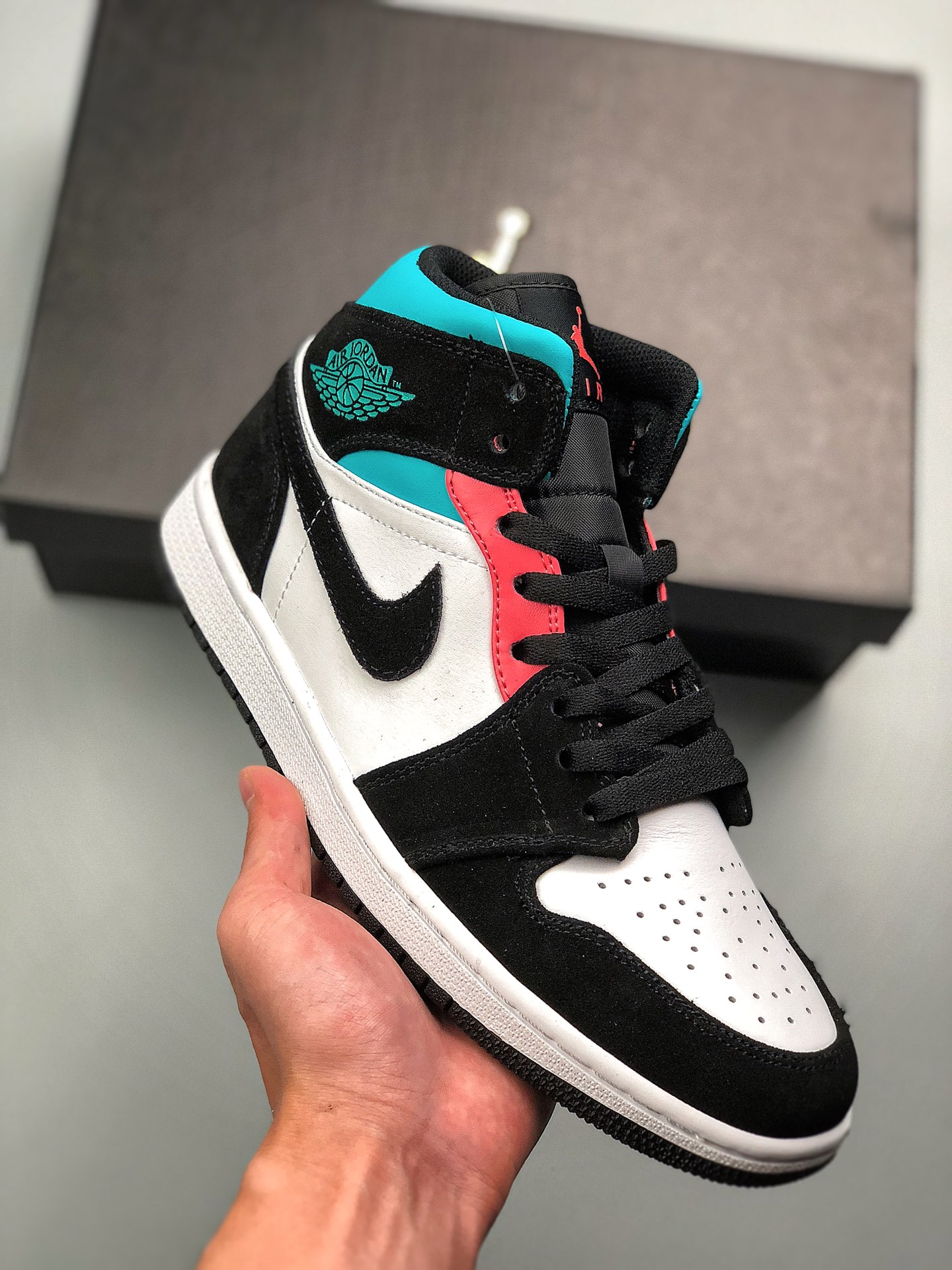 Air Jordan 1 Mid SE "South Beach". Nuevo South Beach con tono principal blanco, capas superiores de gamuza negra peluda…