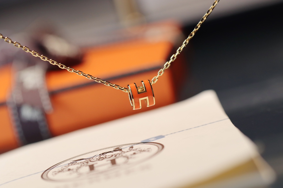 NO:102807,【We produce】Herm*s Hmini lacquer necklace, the development details are perfect, the whole pure CNC motorcycle is clean and neat, and the angle is exactly the same as ZP, both the appearance and the material are original one-to-one steel seal engraving, the material is original copper-gold-plated material ear necklace about 40cm, the H-home technology is the same as gold-carrying technology, and it is definitely not comparable to ordinary silver jewelry. We still adhere to the attitude of jewelry development, the whole motorcycle. The lacquer art cannot be renovated, and the counter is the same, please do not wear hot baths, jewelry must be protected to be used for a long time, Hermes necklace, hermes, hermes, necklace, gold plating19860909【我们出品】Herm*s Hmini漆艺项链,购zp开发细节完美,整件纯CNC机车,角度干净利落,和ZP不管是外观还是材质都达到一模一样原版一对一钢印刻字,材质原版铜镀金材质耳项链约40cm,H家工艺和金货工艺是一样的,绝对不是普通银饰可以比较的,我们依旧坚持珠宝开发的态度,整件机车.漆艺不可翻新,专柜也是,请勿佩戴洗热水澡,首饰要保护好才可以使用长久,爱马仕项链,hermes,hermes,necklace,gold plating,Jewelry