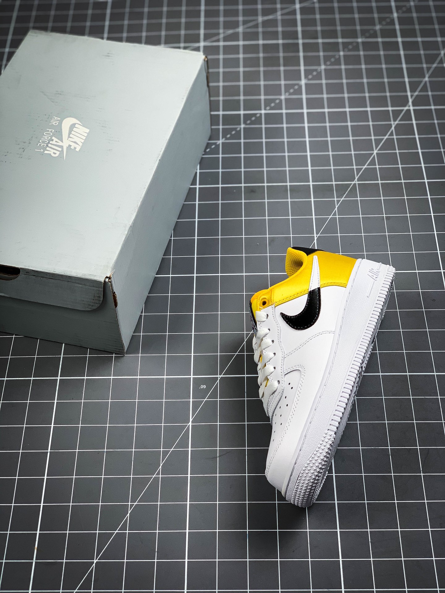 200 公司级 官方二维码新标 耐克Nike Air Force 1 '07 LV8 High低帮休闲板鞋NBA限定丝绸  货号:BQ4420-700