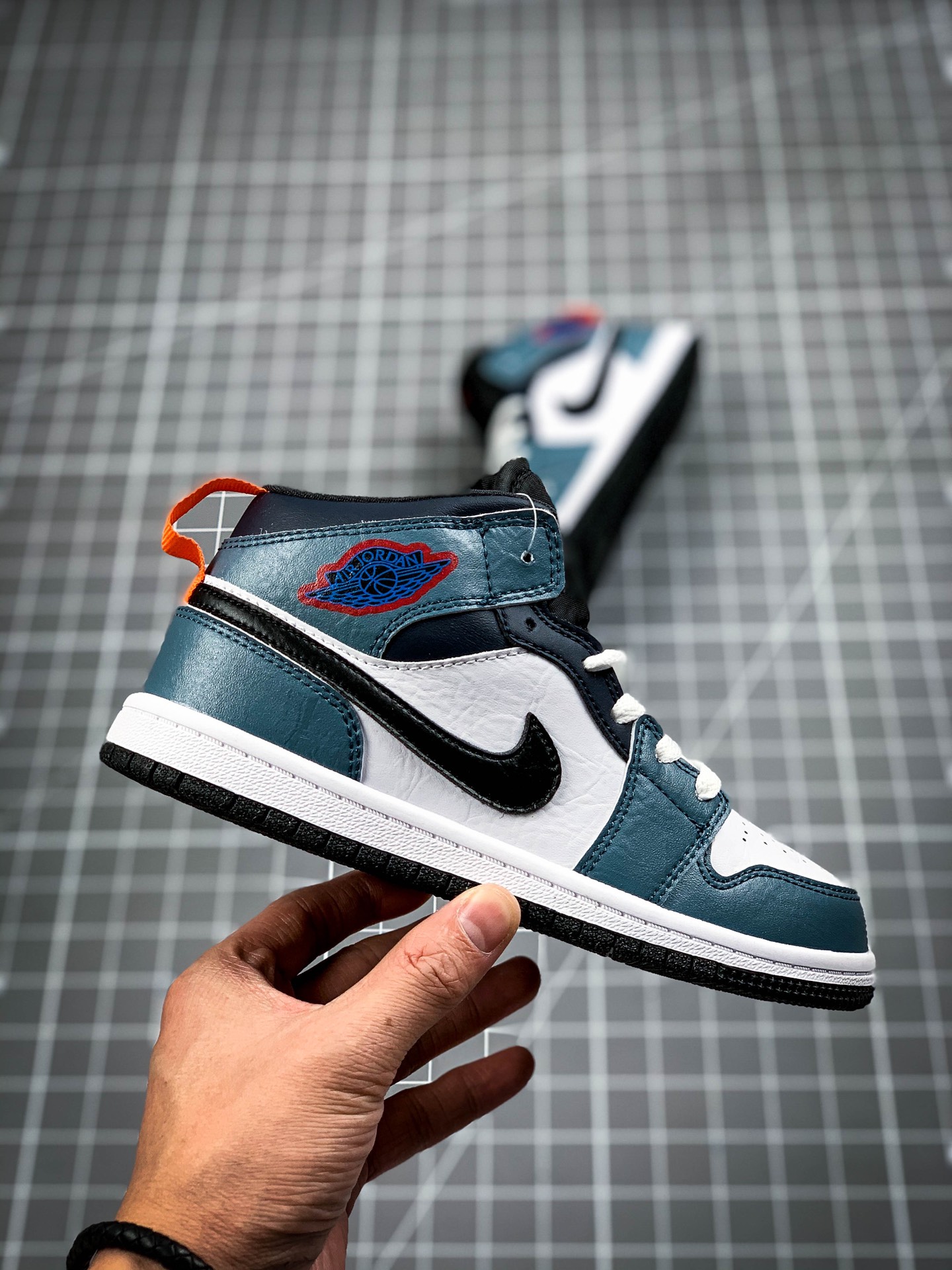 150 童鞋Facetasm x Air Jordan 1 Mid ” Fearless ” 联名中帮文化篮球鞋 CU2802-100