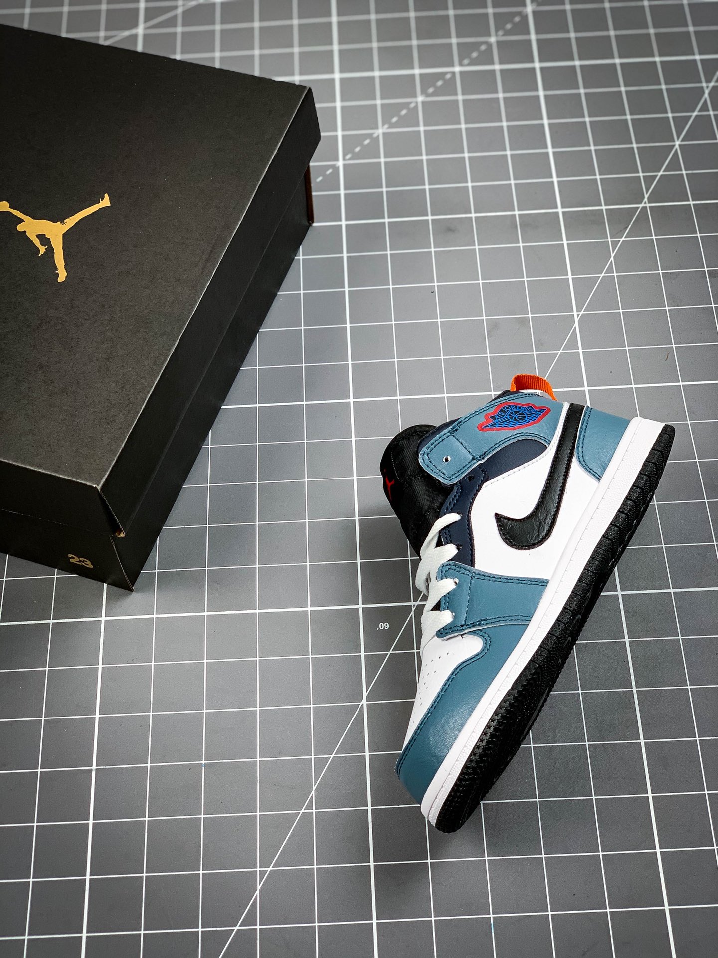 150 童鞋Facetasm x Air Jordan 1 Mid ” Fearless ” 联名中帮文化篮球鞋 CU2802-100
