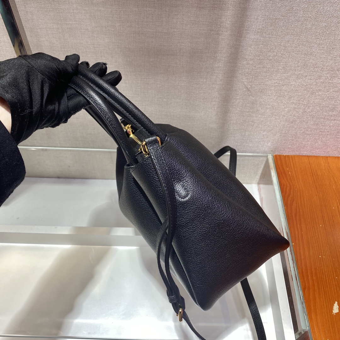 PRADA普拉达柔软鹿皮手提包1BC145